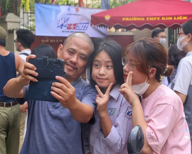 Kết thúc ngày đầu thi vào lớp 10 tại Hà Nội - Ảnh 5. Kết thúc ngày đầu thi vào lớp 10 tại Hà Nội - Ảnh 5.