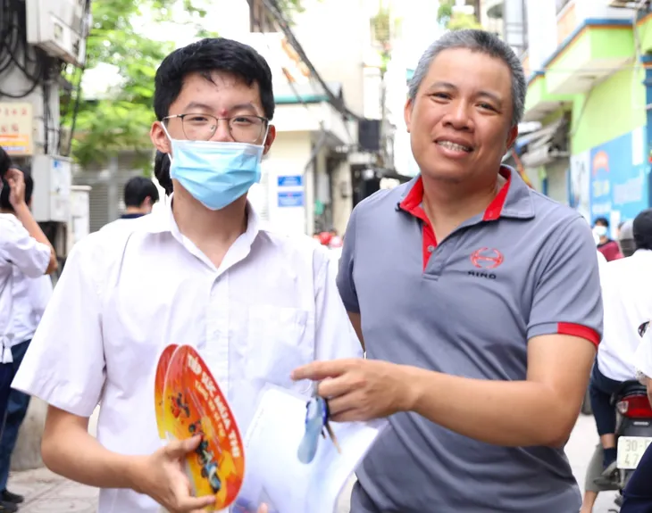 Kết thúc ngày đầu thi vào lớp 10 tại Hà Nội - Ảnh 6. Kết thúc ngày đầu thi vào lớp 10 tại Hà Nội - Ảnh 6.
