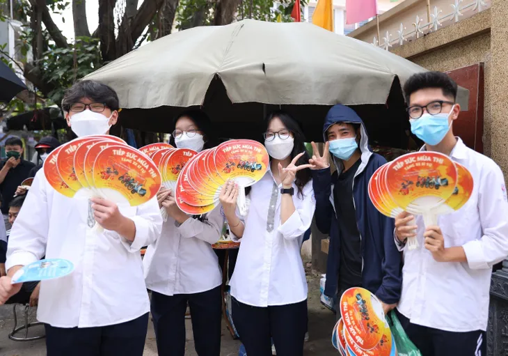 Kết thúc ngày đầu thi vào lớp 10 tại Hà Nội - Ảnh 8. Kết thúc ngày đầu thi vào lớp 10 tại Hà Nội - Ảnh 8.