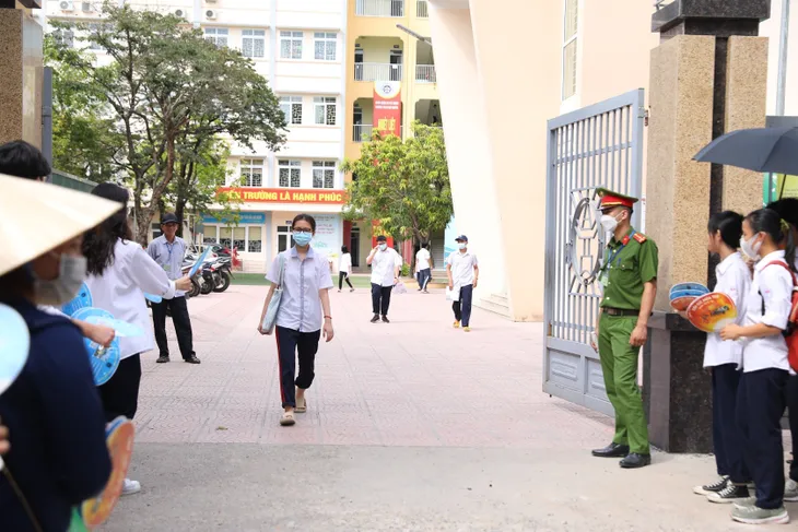 Kết thúc ngày đầu thi vào lớp 10 tại Hà Nội - Ảnh 7. Kết thúc ngày đầu thi vào lớp 10 tại Hà Nội - Ảnh 7.