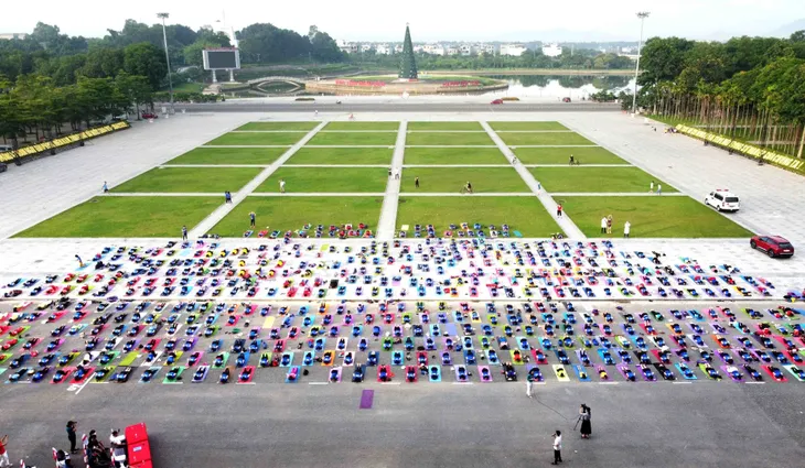 Vĩnh Phúc: Hơn 1000 người tham gia đồng diễn kỷ niệm Ngày quốc tế Yoga - Ảnh 1. Vĩnh Phúc: Hơn 1000 người tham gia đồng diễn kỷ niệm Ngày quốc tế Yoga - Ảnh 1.