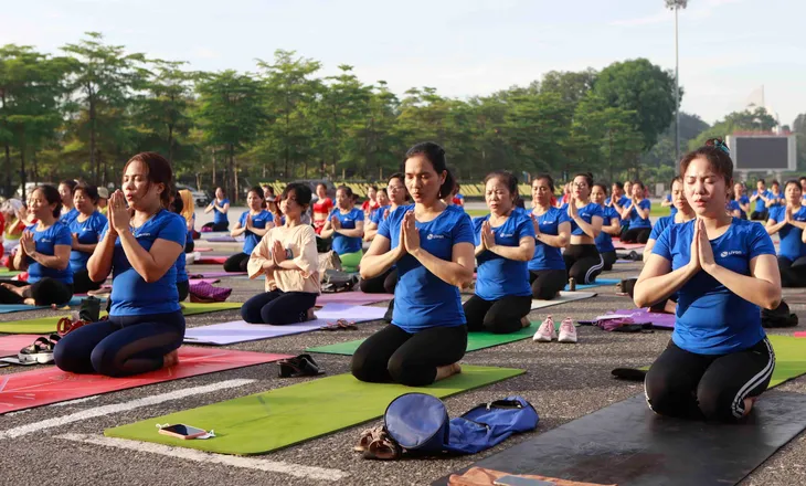 Vĩnh Phúc: Hơn 1000 người tham gia đồng diễn kỷ niệm Ngày quốc tế Yoga - Ảnh 3. Vĩnh Phúc: Hơn 1000 người tham gia đồng diễn kỷ niệm Ngày quốc tế Yoga - Ảnh 3.