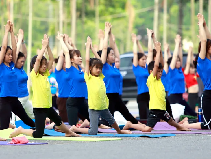 Vĩnh Phúc: Hơn 1000 người tham gia đồng diễn kỷ niệm Ngày quốc tế Yoga - Ảnh 4. Vĩnh Phúc: Hơn 1000 người tham gia đồng diễn kỷ niệm Ngày quốc tế Yoga - Ảnh 4.