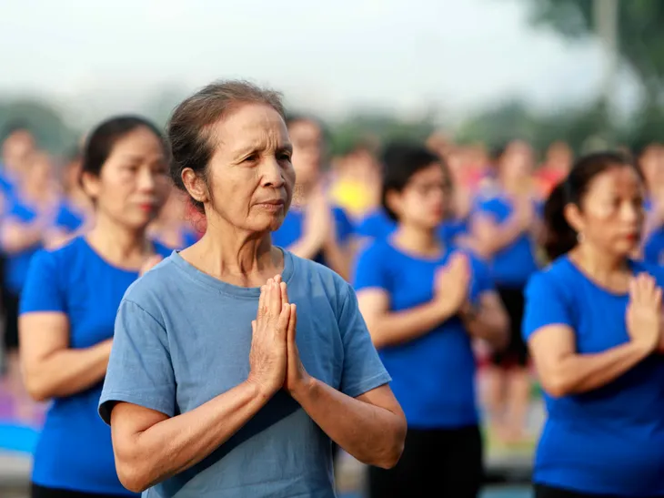 Vĩnh Phúc: Hơn 1000 người tham gia đồng diễn kỷ niệm Ngày quốc tế Yoga - Ảnh 7. Vĩnh Phúc: Hơn 1000 người tham gia đồng diễn kỷ niệm Ngày quốc tế Yoga - Ảnh 7.