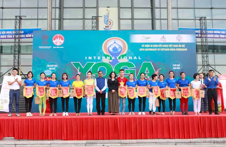 Vĩnh Phúc: Hơn 1000 người tham gia đồng diễn kỷ niệm Ngày quốc tế Yoga - Ảnh 10. Vĩnh Phúc: Hơn 1000 người tham gia đồng diễn kỷ niệm Ngày quốc tế Yoga - Ảnh 10.
