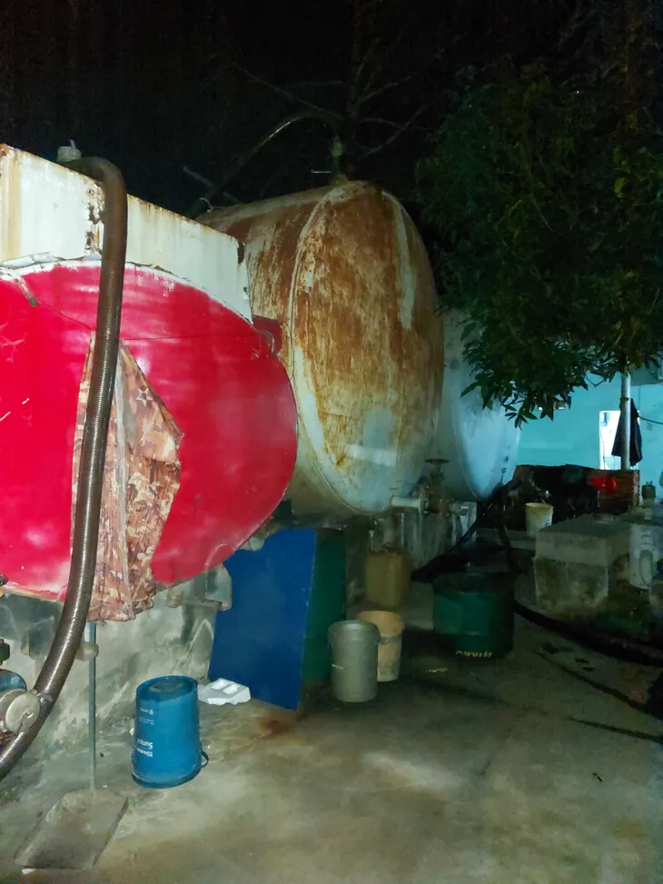 Bà Rịa - Vũng Tàu: Phong tỏa, khám xét cây xăng nghi làm giả hàng triệu lít - Ảnh 2. Bà Rịa - Vũng Tàu: Phong tỏa, khám xét cây xăng nghi làm giả hàng triệu lít - Ảnh 2.