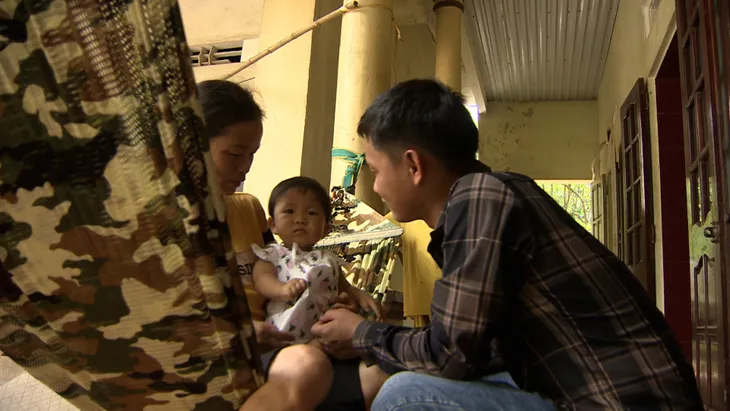 Phim tài liệu “Vì một niềm tin về hạnh phúc”: Hy vọng của những cặp vợ chồng mang gen lặn đột biến - Ảnh 2. Phim tài liệu “Vì một niềm tin về hạnh phúc”: Hy vọng của những cặp vợ chồng mang gen lặn đột biến - Ảnh 2.