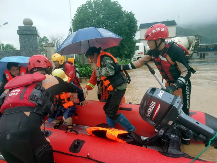 Miền Nam Trung Quốc hứng chịu mưa lớn gây lũ lụt nghiêm trọng - Ảnh 1. Miền Nam Trung Quốc hứng chịu mưa lớn gây lũ lụt nghiêm trọng - Ảnh 1.