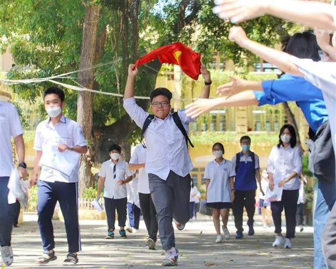 Thủ khoa thi vào lớp 10 công lập Hà Nội giành 2 điểm 10 tuyệt đối - Ảnh 1. Thủ khoa thi vào lớp 10 công lập Hà Nội giành 2 điểm 10 tuyệt đối - Ảnh 1.