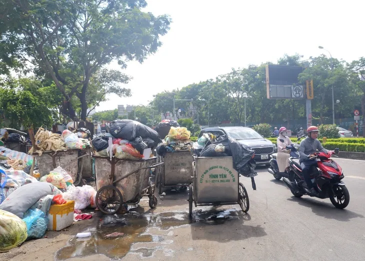 Hà Nội tái diễn ùn ứ rác thải sinh hoạt, xe rác tràn ra đường phố - Ảnh 1. Hà Nội tái diễn ùn ứ rác thải sinh hoạt, xe rác tràn ra đường phố - Ảnh 1.