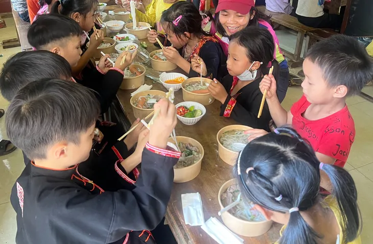 Vui Tết Thiếu nhi cùng trẻ em vùng cao Yên Bái - Ảnh 5. Vui Tết Thiếu nhi cùng trẻ em vùng cao Yên Bái - Ảnh 5.