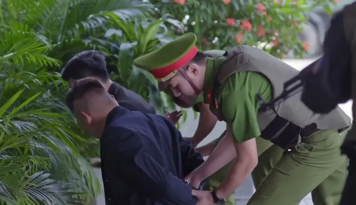 Bão ngầm - Tập 69: Công an đột kích tập đoàn của Quách Đại Đức - Ảnh 2. Bão ngầm - Tập 69: Công an đột kích tập đoàn của Quách Đại Đức - Ảnh 2.