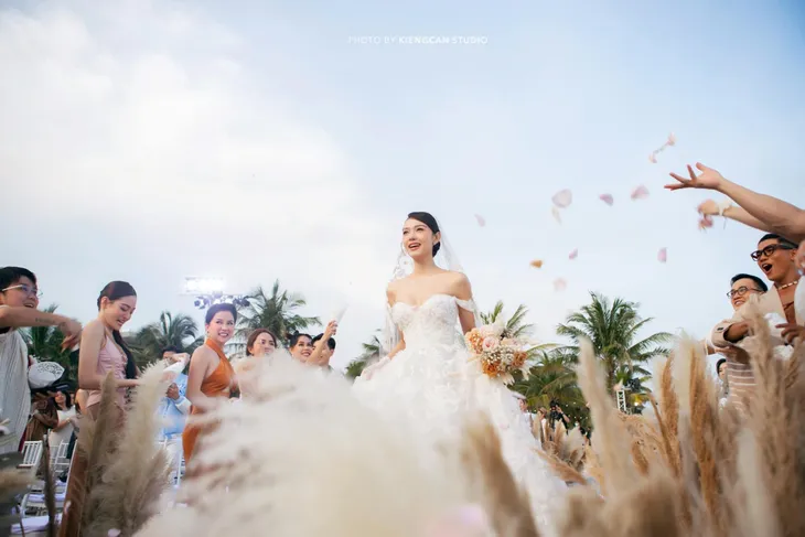 Minh Hằng: Em muốn mình là đóa hoa duy nhất của cuộc đời anh - Ảnh 1. Minh Hằng: Em muốn mình là đóa hoa duy nhất của cuộc đời anh - Ảnh 1.