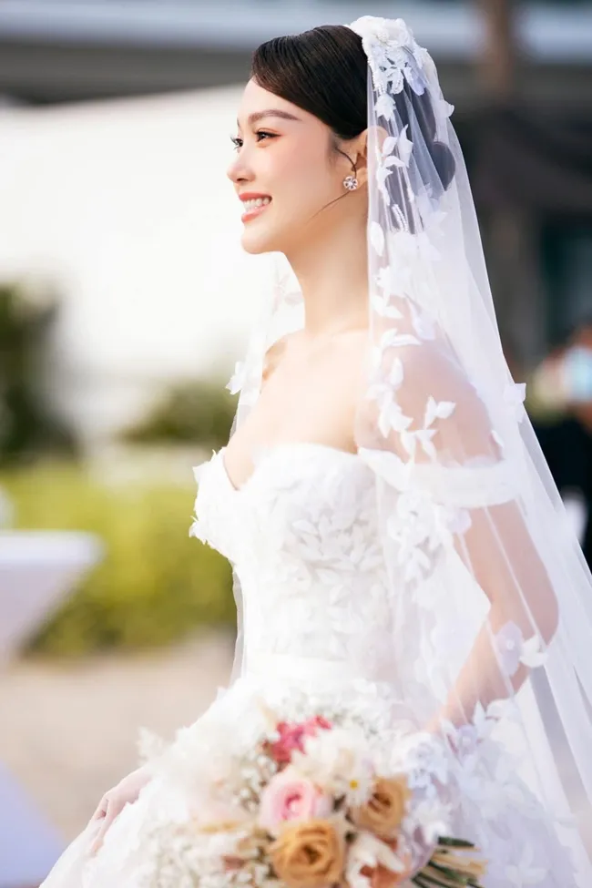 Minh Hằng: Em muốn mình là đóa hoa duy nhất của cuộc đời anh - Ảnh 2. Minh Hằng: Em muốn mình là đóa hoa duy nhất của cuộc đời anh - Ảnh 2.
