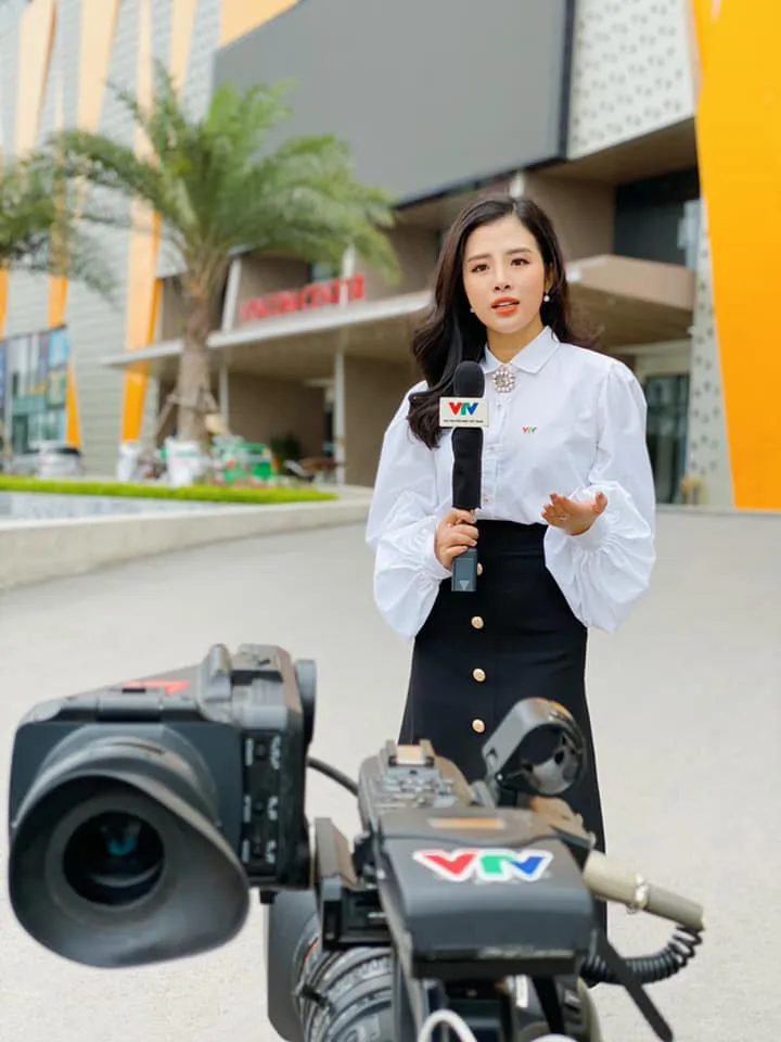 Khi các nữ BTV diện sơmi trắng cực đẹp mà không hề nhàm chán - Ảnh 1. Khi các nữ BTV diện sơmi trắng cực đẹp mà không hề nhàm chán - Ảnh 1.