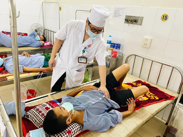 Xem bắn chim trời, thiếu niên 16 tuổi bị đạn bắn thấu thận - Ảnh 1. Xem bắn chim trời, thiếu niên 16 tuổi bị đạn bắn thấu thận - Ảnh 1.