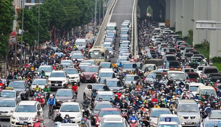 Giao thông lộn xộn những ngày đầu phân luồng tại Hà Nội - Ảnh 1. Giao thông lộn xộn những ngày đầu phân luồng tại Hà Nội - Ảnh 1.