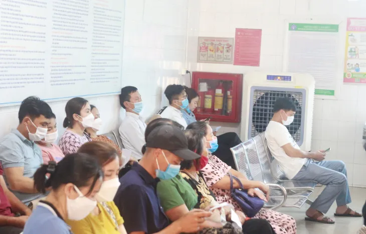 Trẻ em và người già nhập viện gia tăng vì nắng nóng - Ảnh 3. Trẻ em và người già nhập viện gia tăng vì nắng nóng - Ảnh 3.