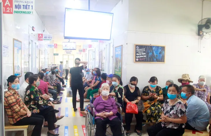 Trẻ em và người già nhập viện gia tăng vì nắng nóng - Ảnh 2. Trẻ em và người già nhập viện gia tăng vì nắng nóng - Ảnh 2.