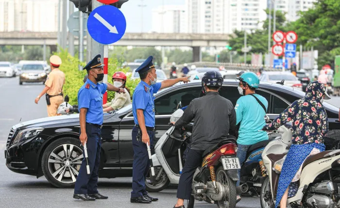 Xe ồ ạt ngược chiều tại các điểm nóng giao thông Hà Nội vừa tổ chức lại - Ảnh 12.