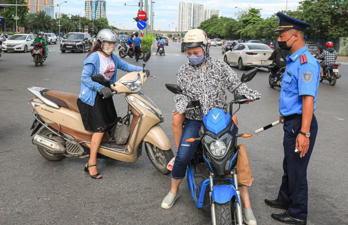 Xe ồ ạt ngược chiều tại các điểm nóng giao thông Hà Nội vừa tổ chức lại - Ảnh 13.