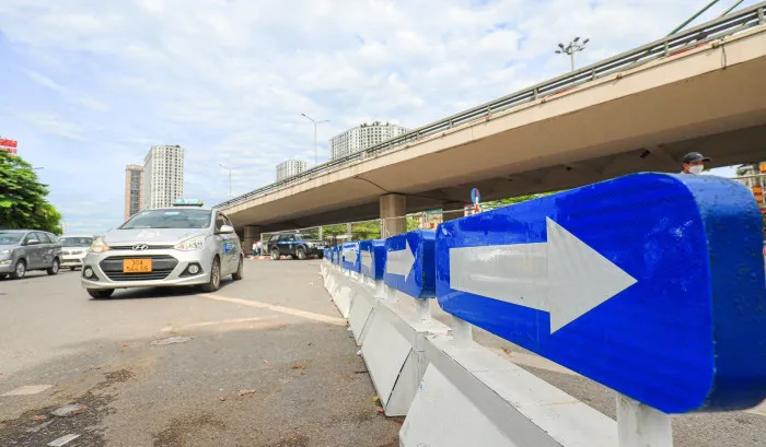 Xe ồ ạt ngược chiều tại các điểm nóng giao thông Hà Nội vừa tổ chức lại - Ảnh 4.