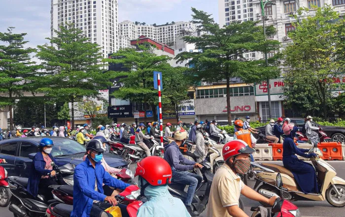 Xe ồ ạt ngược chiều tại các điểm nóng giao thông Hà Nội vừa tổ chức lại - Ảnh 6.
