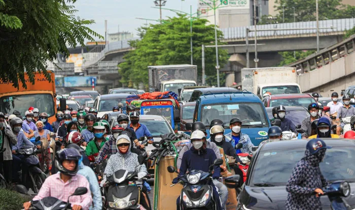 Xe ồ ạt ngược chiều tại các điểm nóng giao thông Hà Nội vừa tổ chức lại - Ảnh 7.