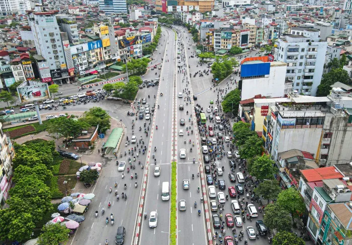 Xe ồ ạt ngược chiều tại các điểm nóng giao thông Hà Nội vừa tổ chức lại - Ảnh 8.