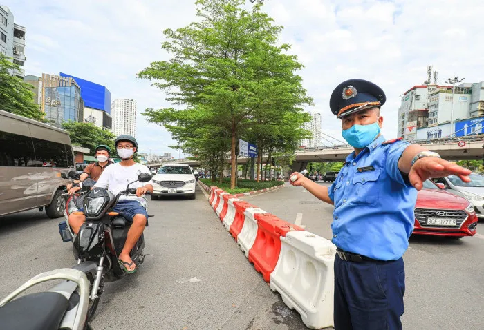 Xe ồ ạt ngược chiều tại các điểm nóng giao thông Hà Nội vừa tổ chức lại - Ảnh 9.