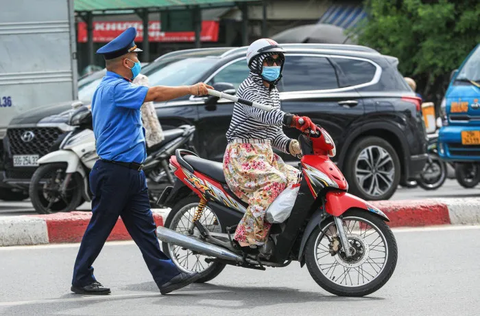 Xe ồ ạt ngược chiều tại các điểm nóng giao thông Hà Nội vừa tổ chức lại - Ảnh 10.