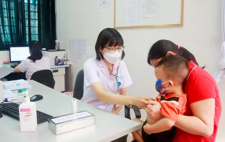 Trẻ em và người già nhập viện gia tăng vì nắng nóng - Ảnh 1. Trẻ em và người già nhập viện gia tăng vì nắng nóng - Ảnh 1.