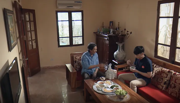 Lối nhỏ vào đời - Tập 9: Ông Thành bị con dâu biếu sữa chua hết hạn - Ảnh 1. Lối nhỏ vào đời - Tập 9: Ông Thành bị con dâu biếu sữa chua hết hạn - Ảnh 1.