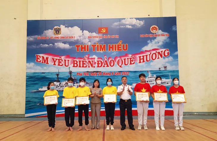 Tổ chức chương trình Cảnh sát biển đồng hành với ngư dân tại TP Tuy Hòa - Ảnh 1. Tổ chức chương trình Cảnh sát biển đồng hành với ngư dân tại TP Tuy Hòa - Ảnh 1.