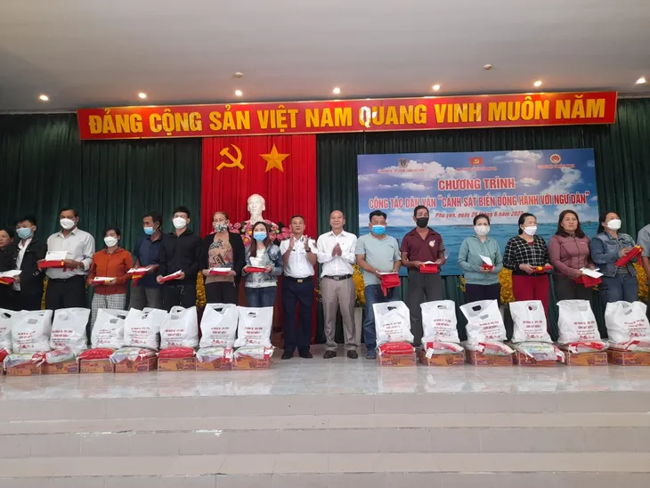 Tổ chức chương trình Cảnh sát biển đồng hành với ngư dân tại TP Tuy Hòa - Ảnh 2. Tổ chức chương trình Cảnh sát biển đồng hành với ngư dân tại TP Tuy Hòa - Ảnh 2.