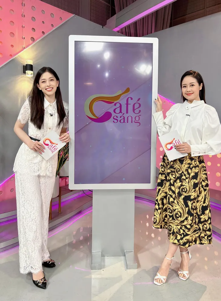 Khi các nữ BTV diện sơmi trắng cực đẹp mà không hề nhàm chán - Ảnh 12. Khi các nữ BTV diện sơmi trắng cực đẹp mà không hề nhàm chán - Ảnh 12.