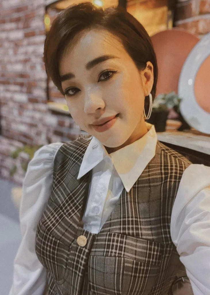 Khi các nữ BTV diện sơmi trắng cực đẹp mà không hề nhàm chán - Ảnh 14. Khi các nữ BTV diện sơmi trắng cực đẹp mà không hề nhàm chán - Ảnh 14.