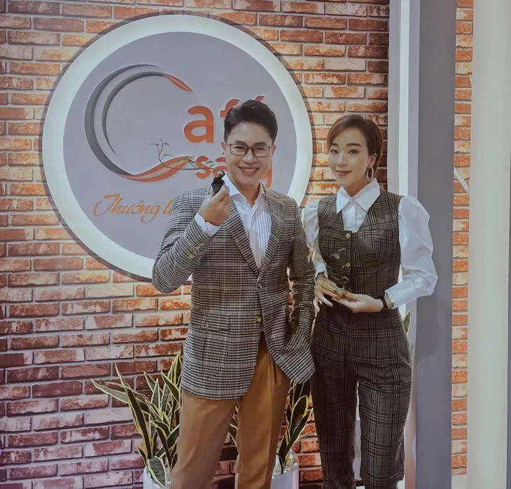 Khi các nữ BTV diện sơmi trắng cực đẹp mà không hề nhàm chán - Ảnh 16. Khi các nữ BTV diện sơmi trắng cực đẹp mà không hề nhàm chán - Ảnh 16.