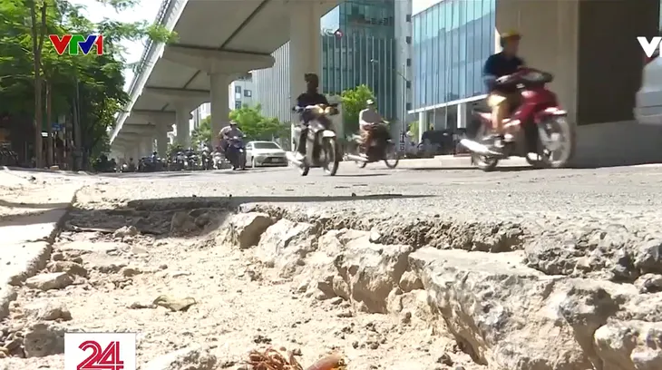 Mặt đường “lồi lõm, hư hỏng bên dưới đường sắt Nhổn - ga Hà Nội - Ảnh 1. Mặt đường “lồi lõm, hư hỏng bên dưới đường sắt Nhổn - ga Hà Nội - Ảnh 1.