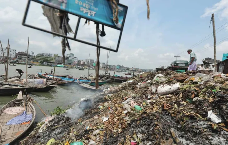 Những dòng sông chết: Cái giá phải trả cho sự bùng nổ ngành hàng may mặc ở Bangladesh - Ảnh 1. Những dòng sông chết: Cái giá phải trả cho sự bùng nổ ngành hàng may mặc ở Bangladesh - Ảnh 1.