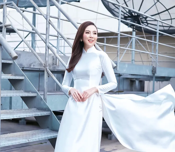 Ngắm nữ BTV, MC hóa nàng thơ trong tà áo dài trắng - Ảnh 1. Ngắm nữ BTV, MC hóa nàng thơ trong tà áo dài trắng - Ảnh 1.