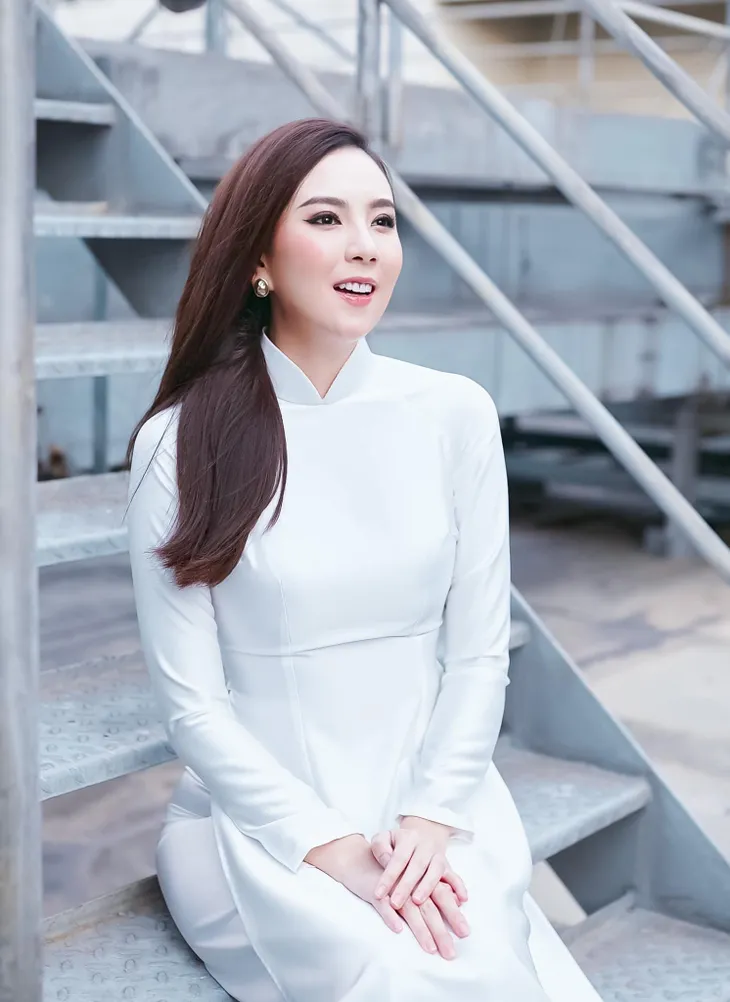 Ngắm nữ BTV, MC hóa nàng thơ trong tà áo dài trắng - Ảnh 2. Ngắm nữ BTV, MC hóa nàng thơ trong tà áo dài trắng - Ảnh 2.