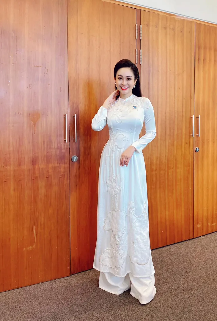 Ngắm nữ BTV, MC hóa nàng thơ trong tà áo dài trắng - Ảnh 8. Ngắm nữ BTV, MC hóa nàng thơ trong tà áo dài trắng - Ảnh 8.