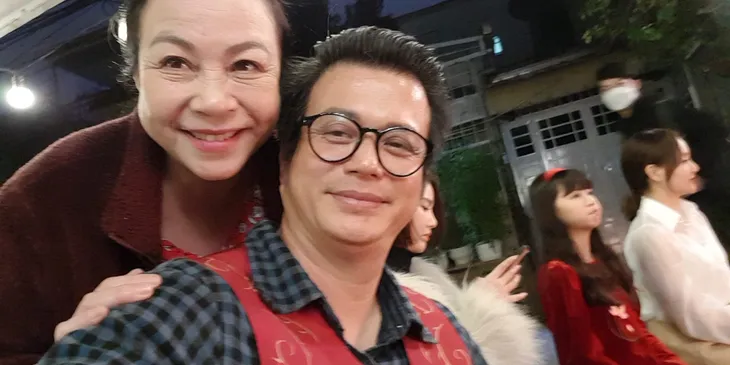 Hậu trường vui vẻ của cậu Vượng khờ trong Thương ngày nắng về - Ảnh 3. Hậu trường vui vẻ của cậu Vượng khờ trong Thương ngày nắng về - Ảnh 3.