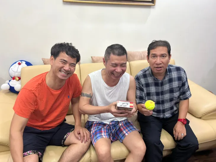 NSND Công Lý cười tươi rói khi hội ngộ Nam tào Xuân Bắc và Táo Kinh tế Quang Thắng - Ảnh 1. NSND Công Lý cười tươi rói khi hội ngộ Nam tào Xuân Bắc và Táo Kinh tế Quang Thắng - Ảnh 1.