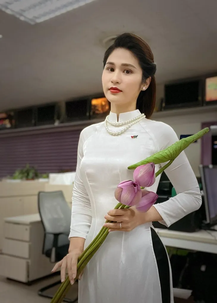 Ngắm nữ BTV, MC hóa nàng thơ trong tà áo dài trắng - Ảnh 10. Ngắm nữ BTV, MC hóa nàng thơ trong tà áo dài trắng - Ảnh 10.