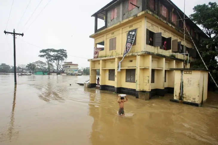 Bangladesh, Ấn Độ khẩn trương cứu trợ hàng triệu người mắc kẹt trong lũ lụt - Ảnh 1. Bangladesh, Ấn Độ khẩn trương cứu trợ hàng triệu người mắc kẹt trong lũ lụt - Ảnh 1.
