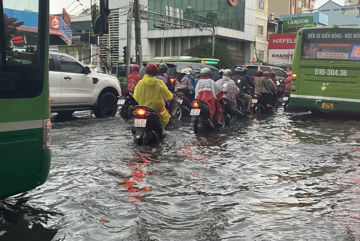 Nhiều tuyến đường ở TP Hồ Chí Minh ngập sâu sau cơn mưa lớn - Ảnh 2. Nhiều tuyến đường ở TP Hồ Chí Minh ngập sâu sau cơn mưa lớn - Ảnh 2.