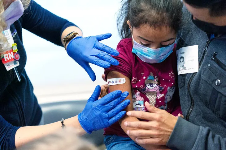 Tiêm vaccine cho trẻ em dưới 5 tuổi, Mỹ bước vào giai đoạn chống dịch COVID-19 mới - Ảnh 1. Tiêm vaccine cho trẻ em dưới 5 tuổi, Mỹ bước vào giai đoạn chống dịch COVID-19 mới - Ảnh 1.