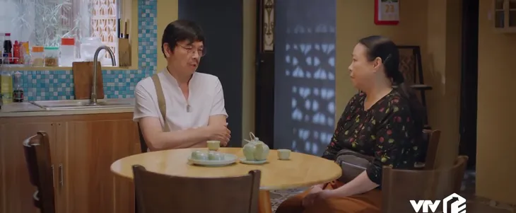 Thương ngày nắng về 2 - Tập 36: Ông Hùng - bà Nga hí hứng mong Khánh - Đức còn đường đoàn tụ - Ảnh 1. Thương ngày nắng về 2 - Tập 36: Ông Hùng - bà Nga hí hứng mong Khánh - Đức còn đường đoàn tụ - Ảnh 1.
